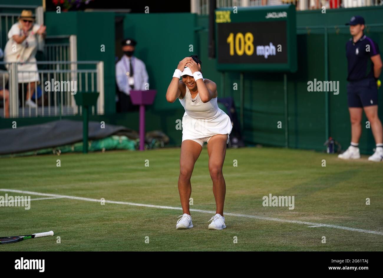 Emma Raducanu feiert den Sieg gegen Marketa Vondrousova im zweiten Runde Spiel auf dem Platz 12 am vierten Tag von Wimbledon am vierten Tag von Wimbledon beim All England Lawn Tennis and Croquet Club, Wimbledon. Bilddatum: Donnerstag, 1. Juli 2021. Stockfoto Emma Raducanu feiert den Sieg gegen Marketa Vondrousova im zweiten Runde Spiel auf dem Platz 12 am vierten Tag von Wimbledon am vierten Tag von Wimbledon beim All England Lawn Tennis and Croquet Club, Wimbledon. Bilddatum: Donnerstag, 1. Juli 2021. Stockfoto