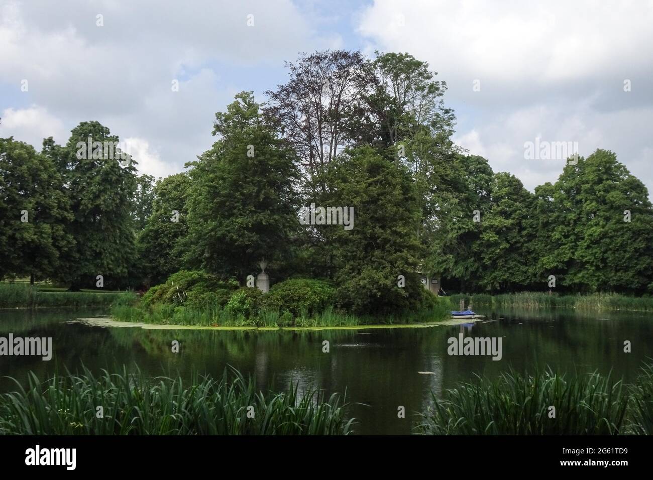 Althorp Park, Northamptonshire, Großbritannien. Juli 2021. Diana Princess of Wales ist auf der Insel im Zentrum des Sees im Althorp Park in Nottinghamshire begraben. Es gibt ein einfaches Steindenkmal auf der Insel. Ihr Grab ist für Besucher nicht sichtbar. Das Boot wurde von Earl Charles Spencer, Dianas Bruder, benutzt, um Blumen zu ihrem Grab zu bringen. PIC by Credit: Stop Press Media/Alamy Live News Stockfoto