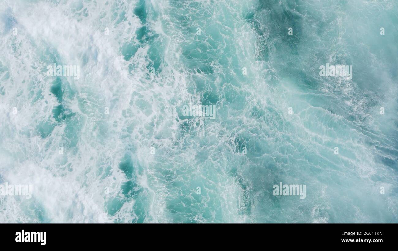 3d darstellung einer draufsicht auf turkisfarbene wellen mit schaumstoff wasser planschen im meer meer an einem hellen sonnigen tag stockfotografie alamy