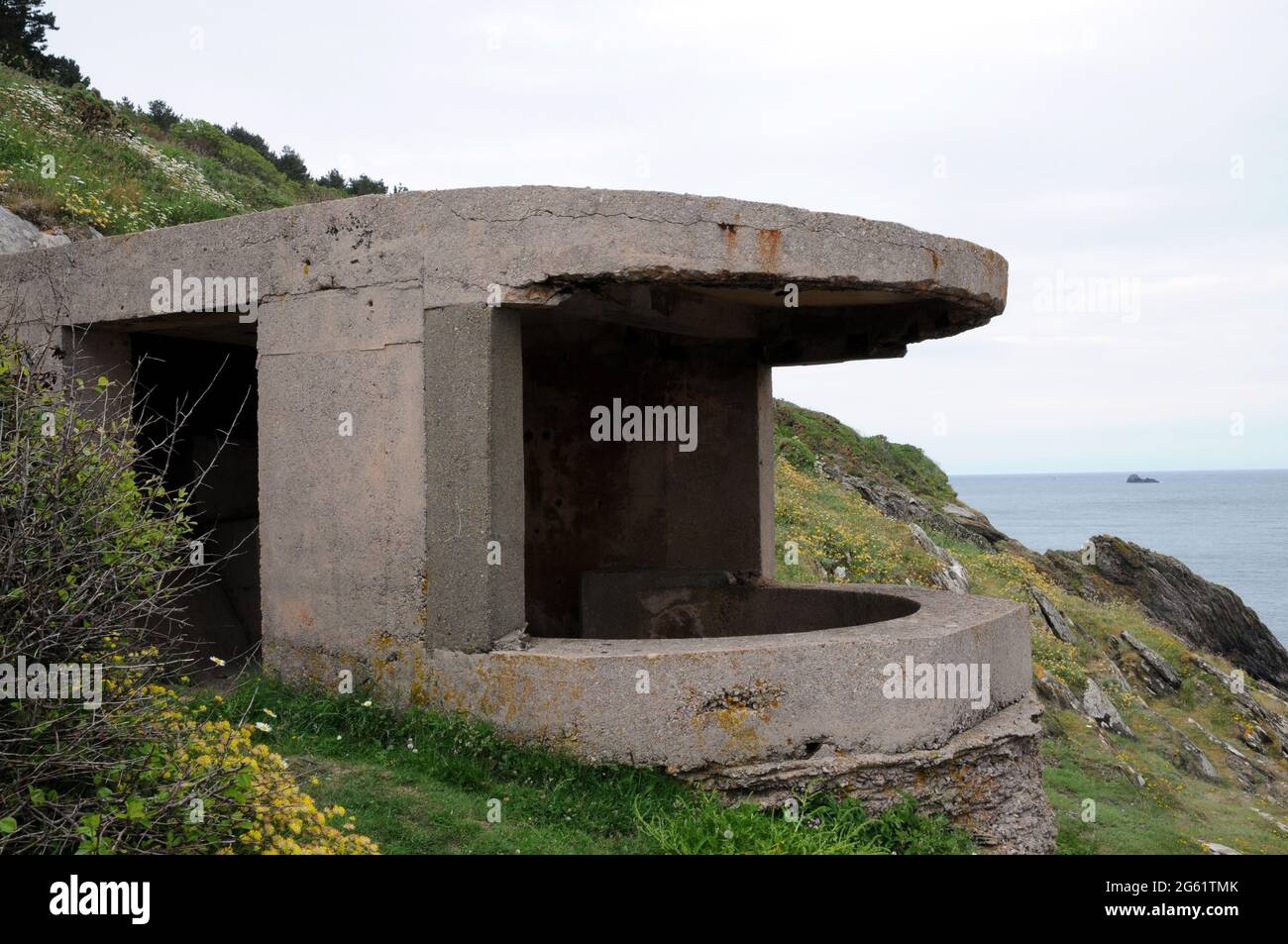 Eine der beiden Suchscheinwerfer-Positionen bei Brownstone Battery, einer Küstenverteidigung aus dem 2. Weltkrieg, die zum Schutz von Dartmouth, der Dart-Mündung und Start Bay gebaut wurde. Stockfoto