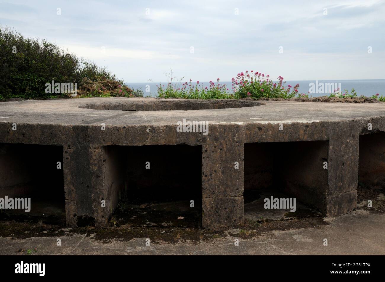 Überreste einer Waffeneinlage aus dem 2. Weltkrieg, die in die Felswand gesetzt wurde, am Standort der Brownstone Emergency Battery am Froward Point in der Nähe von Kingsmere, Devon. Stockfoto