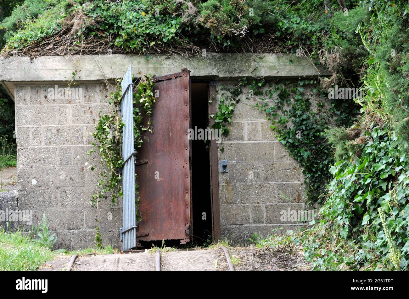 Überreste des Munitionsladens bei Brownstone Emergency Coastal Battery. Von hier aus wurden Granaten auf einer Eisenbahnstrecke zu den Geschützen unten abgeführt. Stockfoto