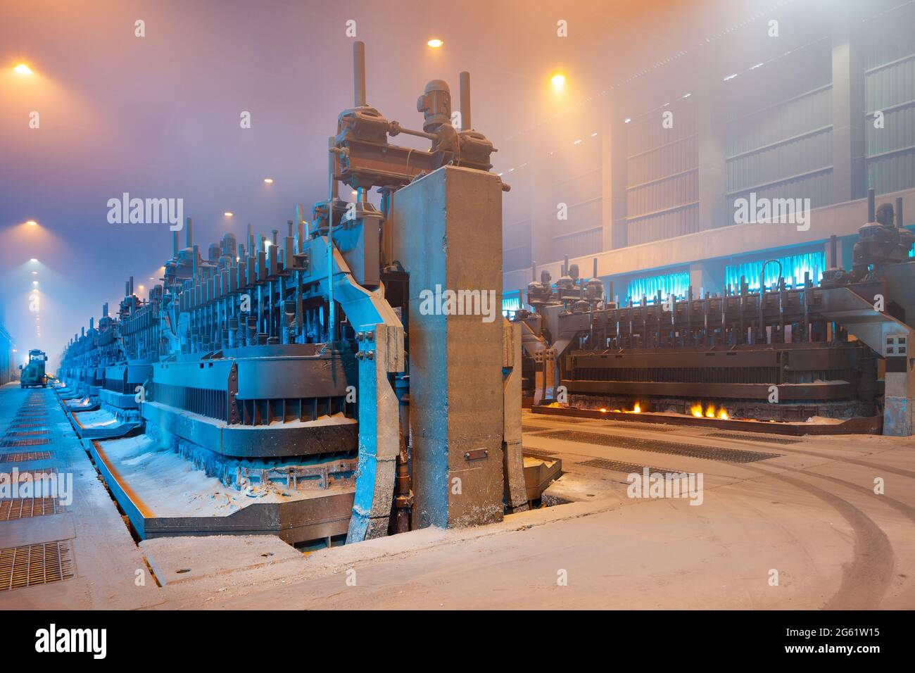 Schmelzöfen in einer Aluminiumfabrik Stockfoto