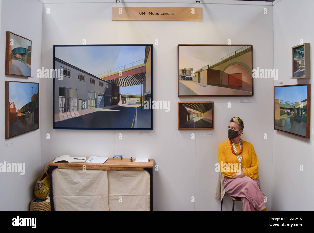London, Großbritannien. Juli 2021. Die Künstlerin Marie Lenclos mit ihren Arbeiten am Eröffnungstag der Other Art Fair. Die von Saatchi Art präsentierte Kunstmesse umfasst über 100 aufstrebende Künstler und findet am 1-4. Juli im West Handyside Canopy in King's Cross statt. ( Kredit: Vuk Valcic/Alamy Live News Stockfoto