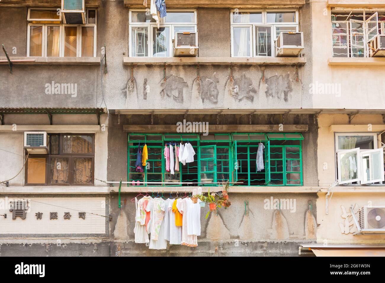Sheung wan, Hong Kong Island, Hong Kong, China, Asien - Detail der Wohnprojekt-Wohnungen in Hong Kong mit Leinen außerhalb der W Stockfoto