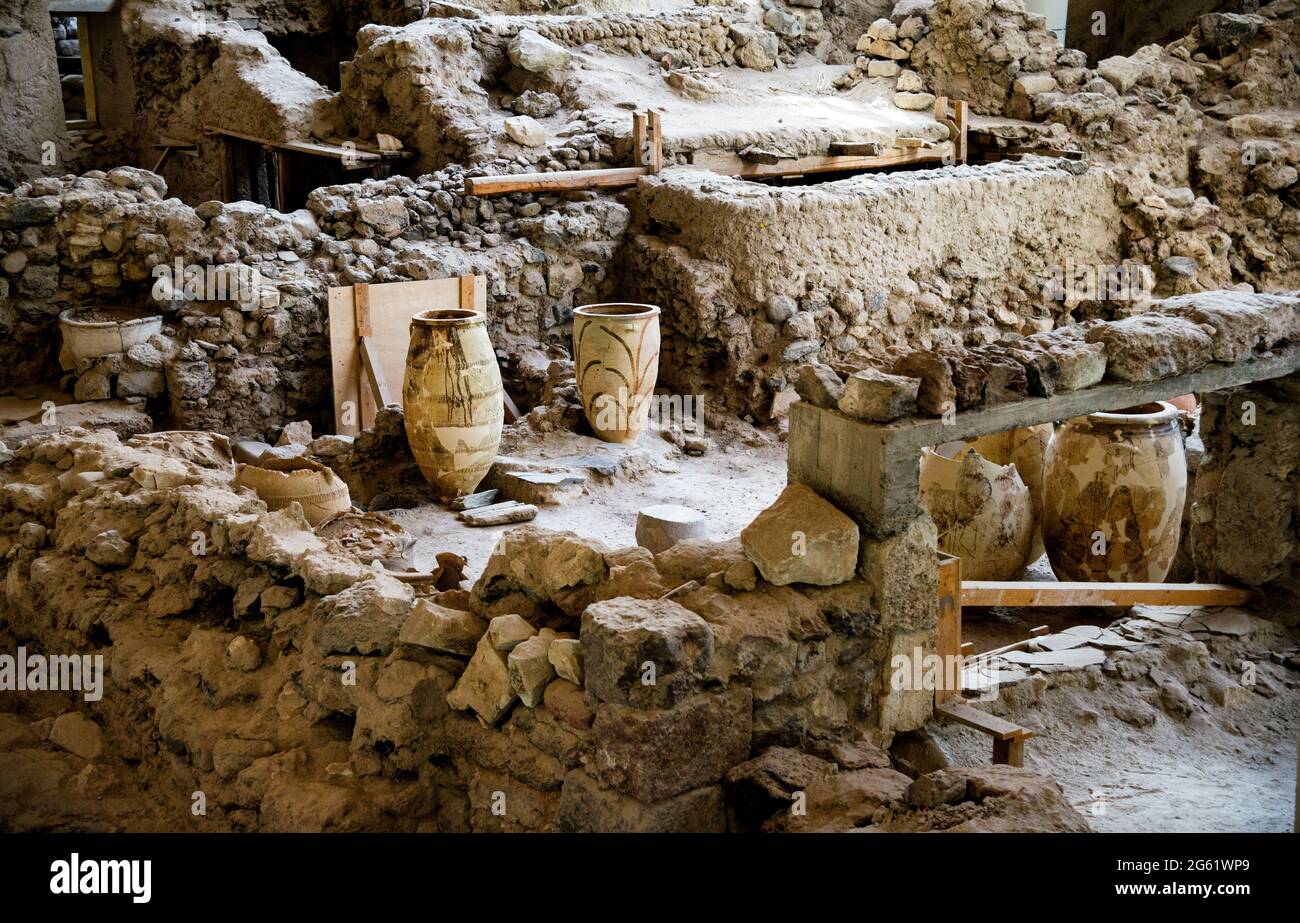 Ausgrabungen bei Akrotiri zeigen Olivenöl- und Lebensmittelgefäße in archäologischen Stätten auf der Insel Santorin, Griechenland. Stockfoto