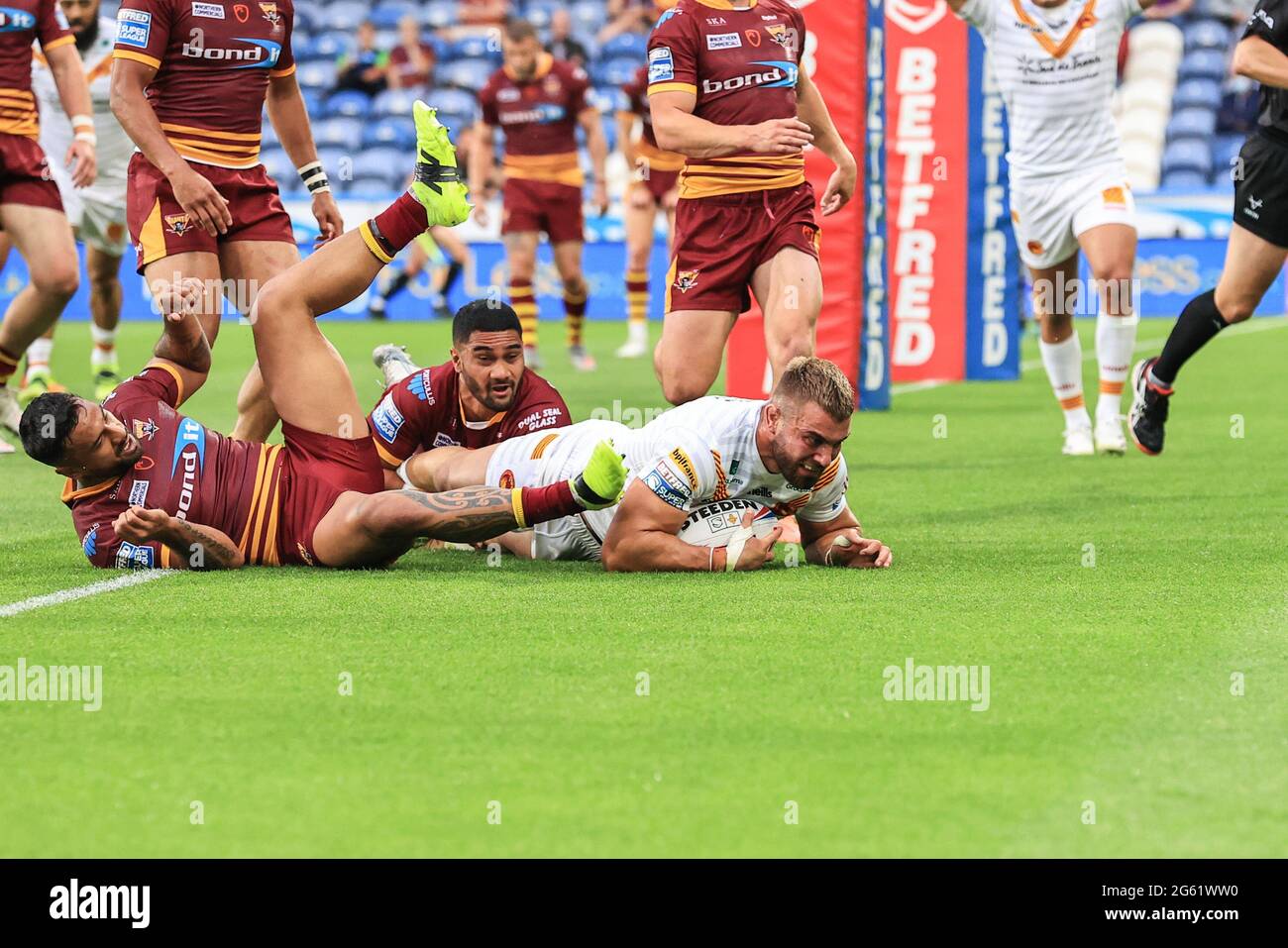 Huddersfield, Großbritannien. Juli 2021. Mike McMeeken (12) von Catalans Dragons versucht es am 7. Januar 2021 in Huddersfield, Großbritannien. (Foto von Mark Cosgrove/News Images/Sipa USA) Quelle: SIPA USA/Alamy Live News Stockfoto