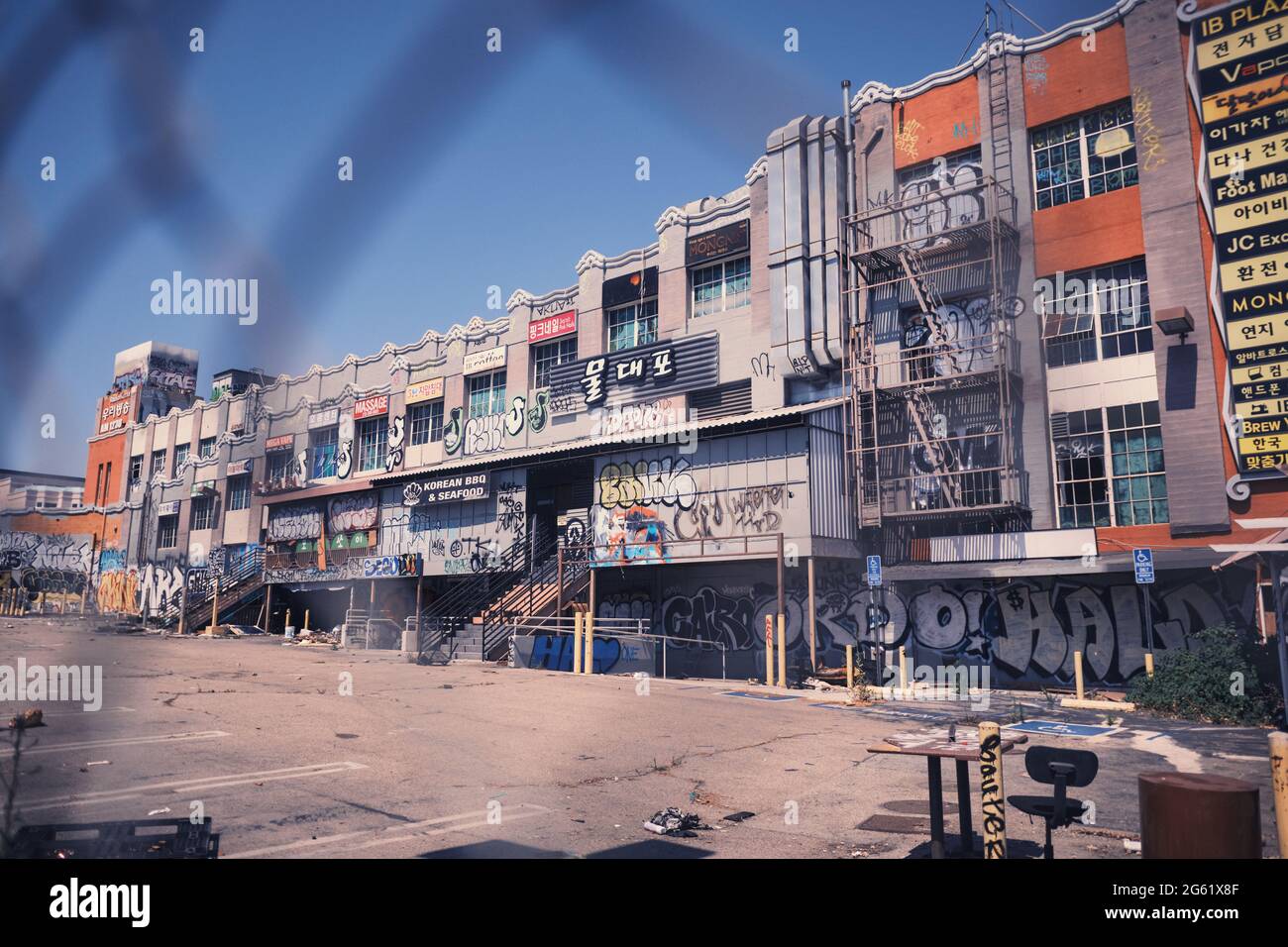 Verlassene Einkaufszentrum in Koreatown mit Graffiti bedeckt Stockfoto
