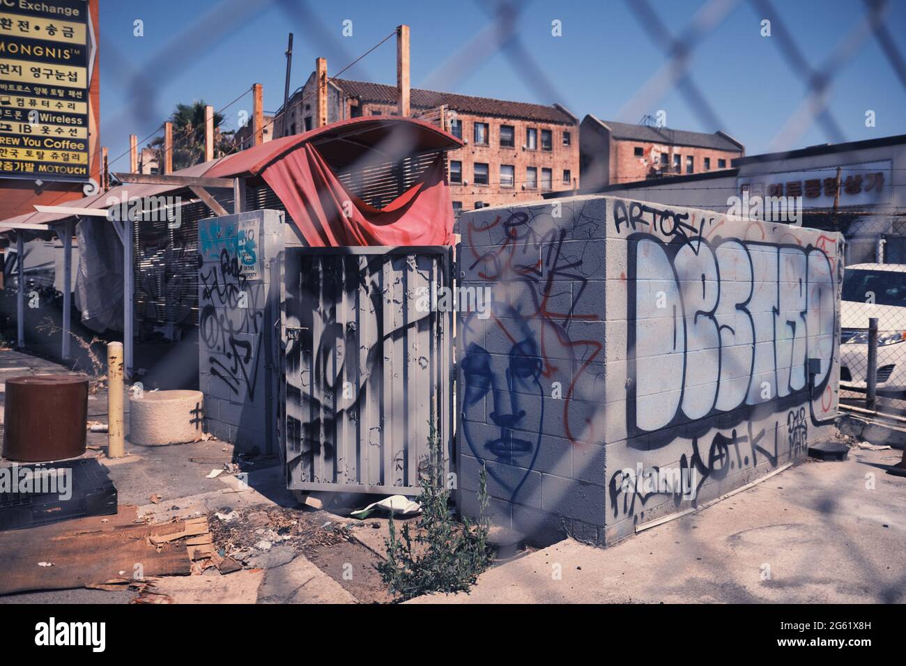 Wand mit Graffiti auf dem Parkplatz des verlassenen Einkaufszentrums in Koreatown Stockfoto