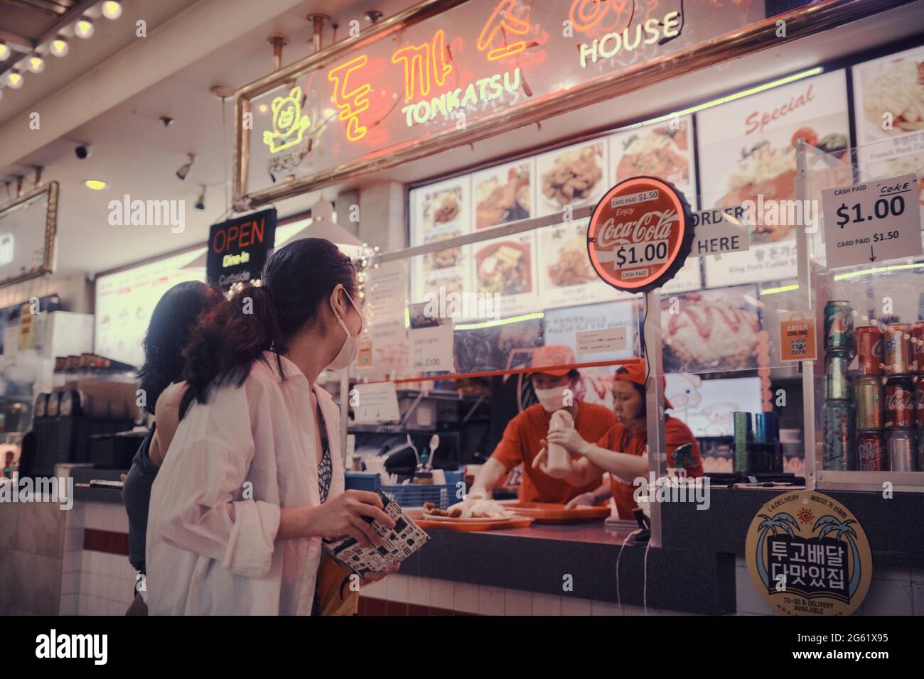 Tonkatsu-Hauszähler im Lebensmittelbereich des Koreatown Plaza Stockfoto