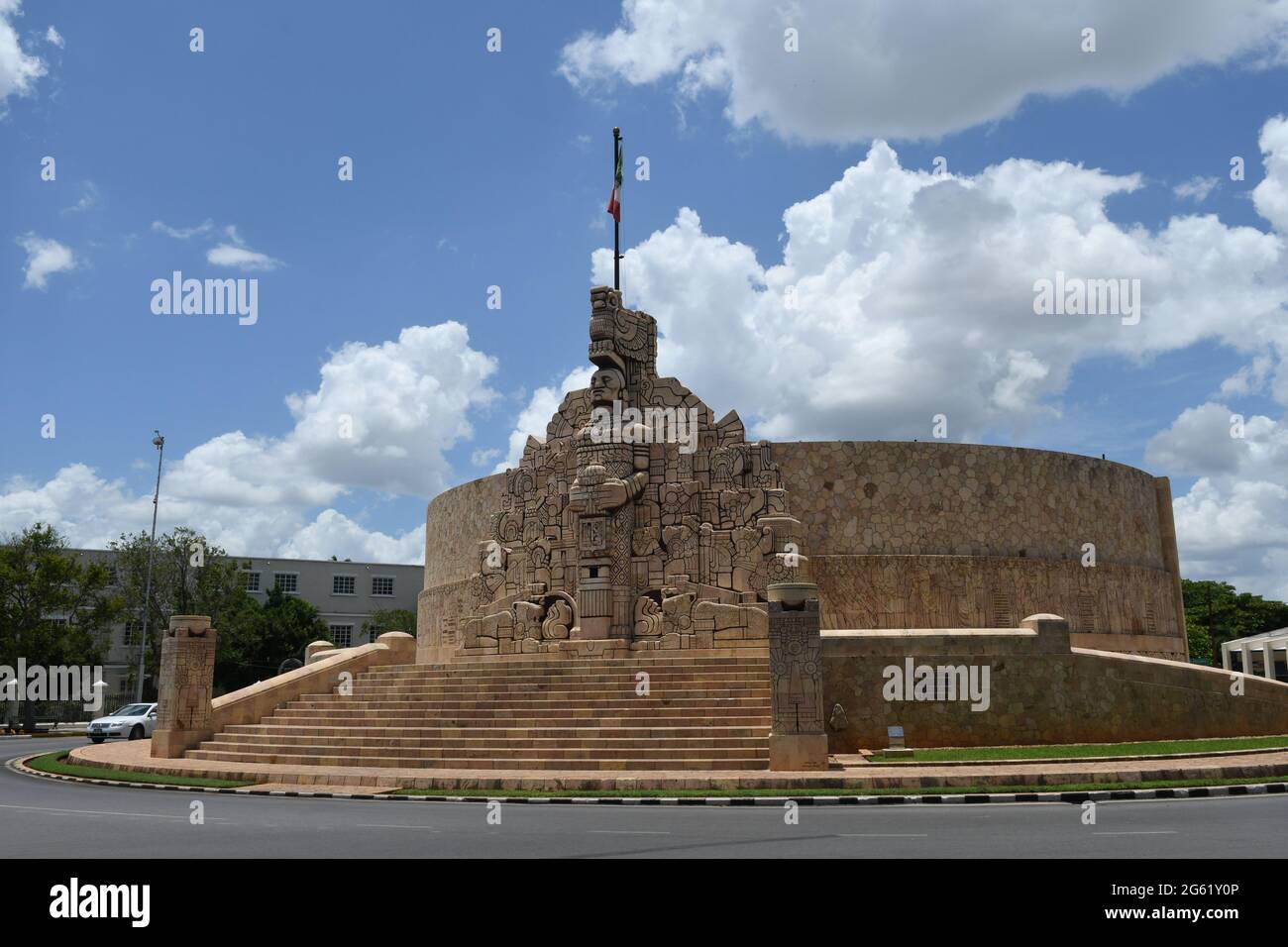Das „Denkmal der Flagge“ entlang des Paseo Montejo in Merida, Yucatan, Mexiko. Stockfoto