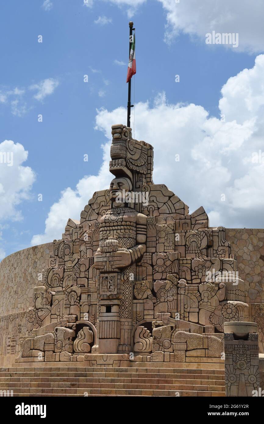 Das „Denkmal der Flagge“ entlang des Paseo Montejo in Merida, Yucatan, Mexiko. Stockfoto