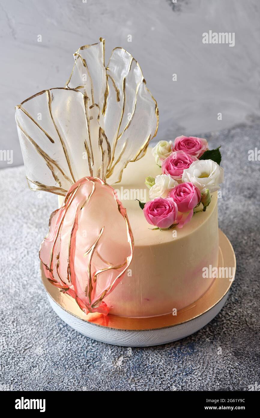 Schöne Hochzeitstorte mit zarten Rosen. Stockfoto