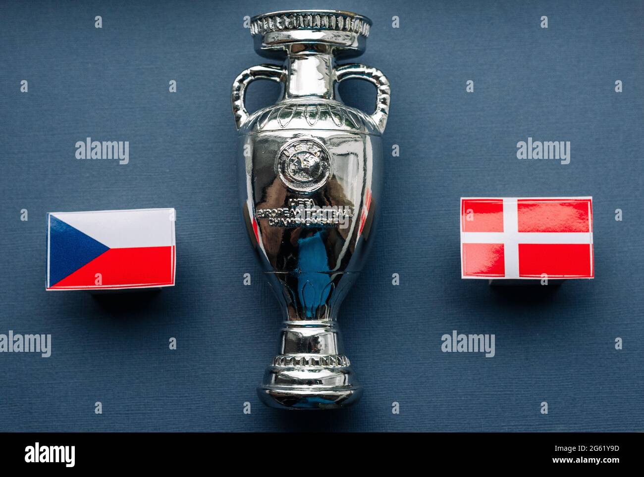 1. Juli 2021 Baku, Aserbaidschan. Flaggen der Teilnehmer der tschechischen und dänischen Fußball-Europameisterschaft im Viertelfinale vor dem Hintergrund des EUR Stockfoto