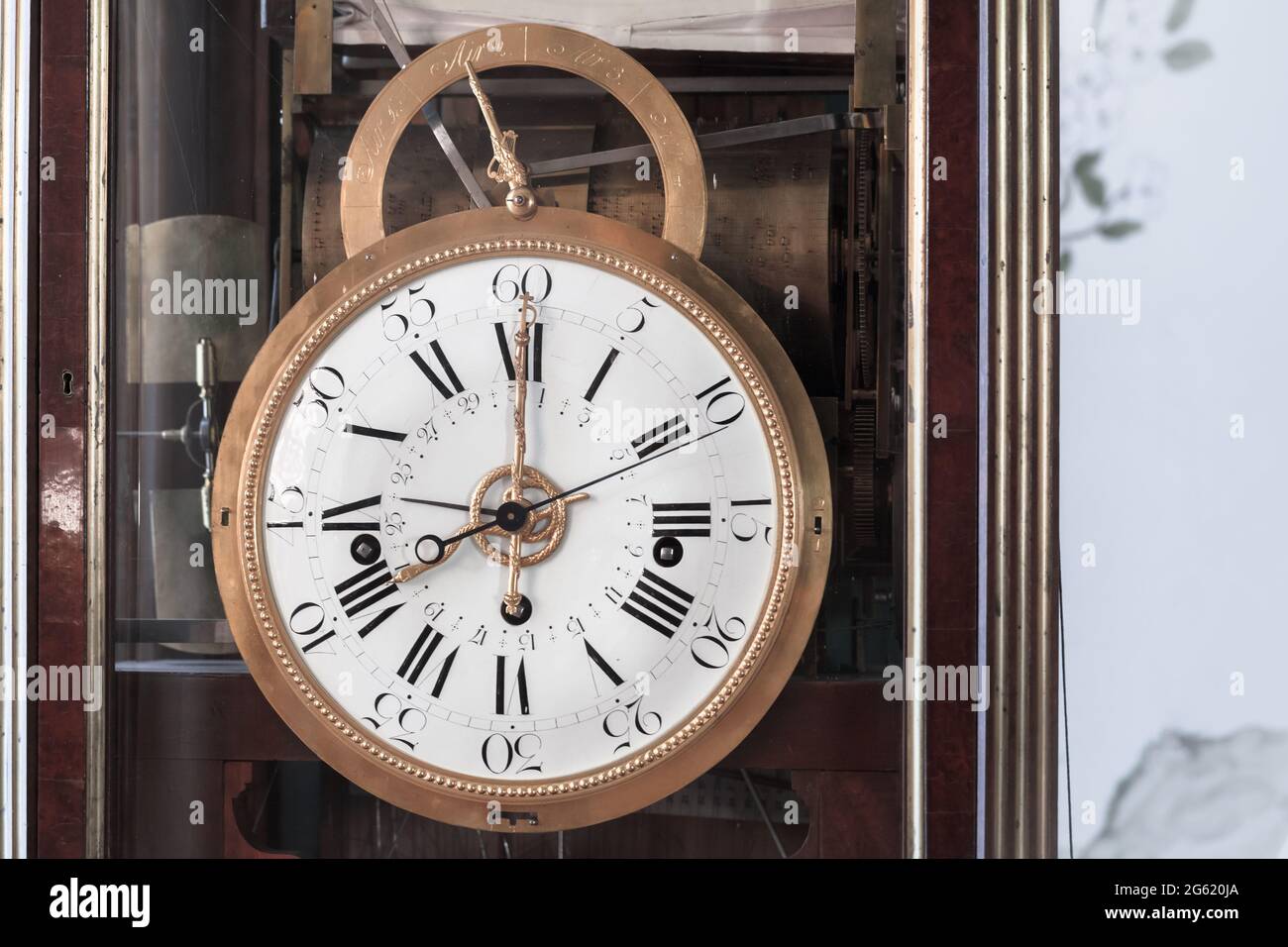 Vintage Großvater Uhr mit weißem Ziffernblatt. Nahaufnahme des Fotos Stockfoto