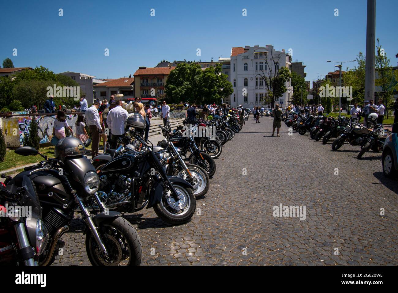 Skopje, Mazedonien. 23 Mai 2021. Die berühmte Gentleman's Ride auf dem Park Square. Klassische Motorräder im Vintage-Stil vereinen sich für die Gesundheit der Männer. Stockfoto