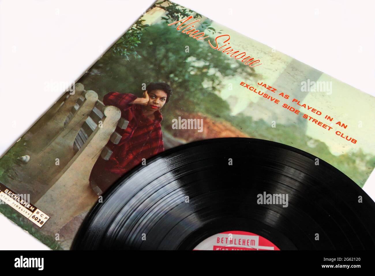 Jazzkünstlerin, Nina Simone Musikalbum auf Vinyl-LP-Platte. Mit dem Titel: Little Girl Blue und wurde auch Jazz genannt, wie es in einer Exclusive Side Street gespielt wurde Stockfoto