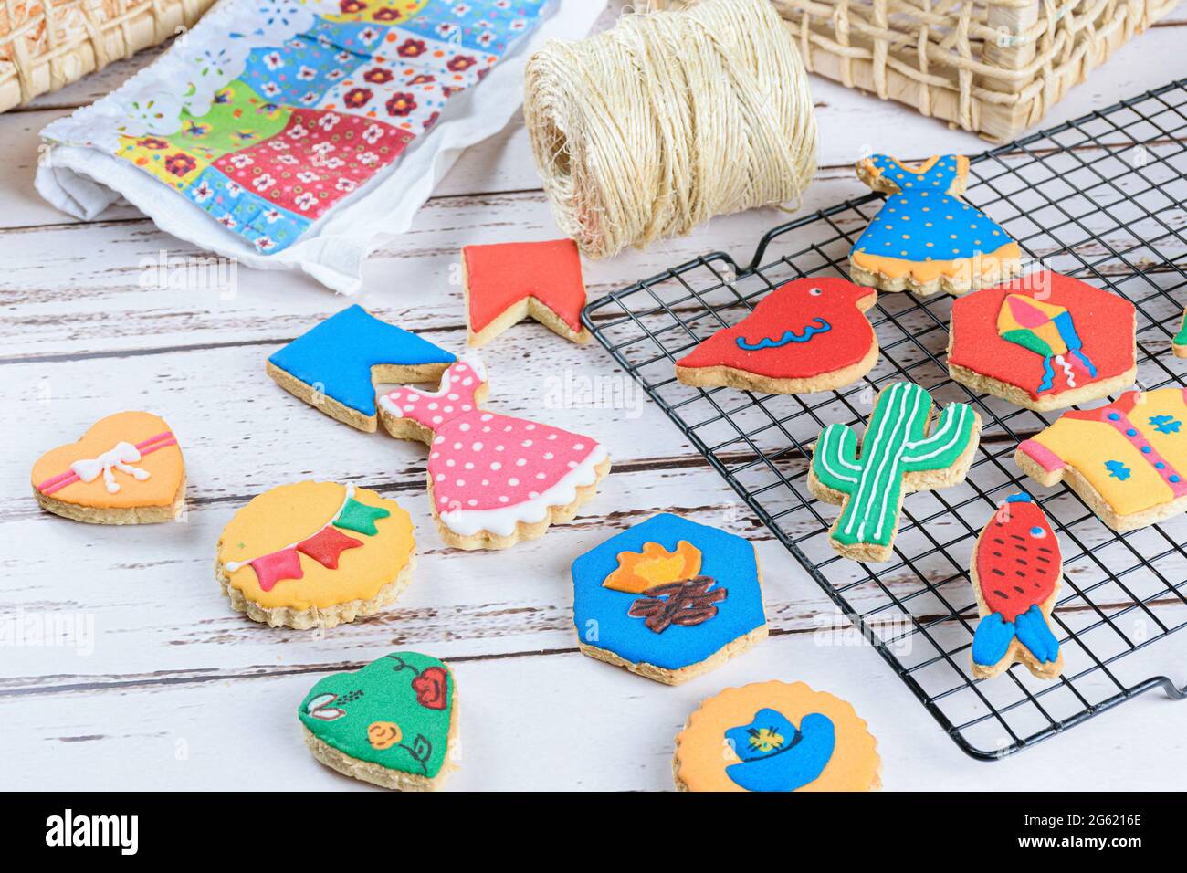 Buttergebäck mit königlicher Glasur. In verschiedenen Formaten mit dem Thema der brasilianischen Juni-Party. Stockfoto