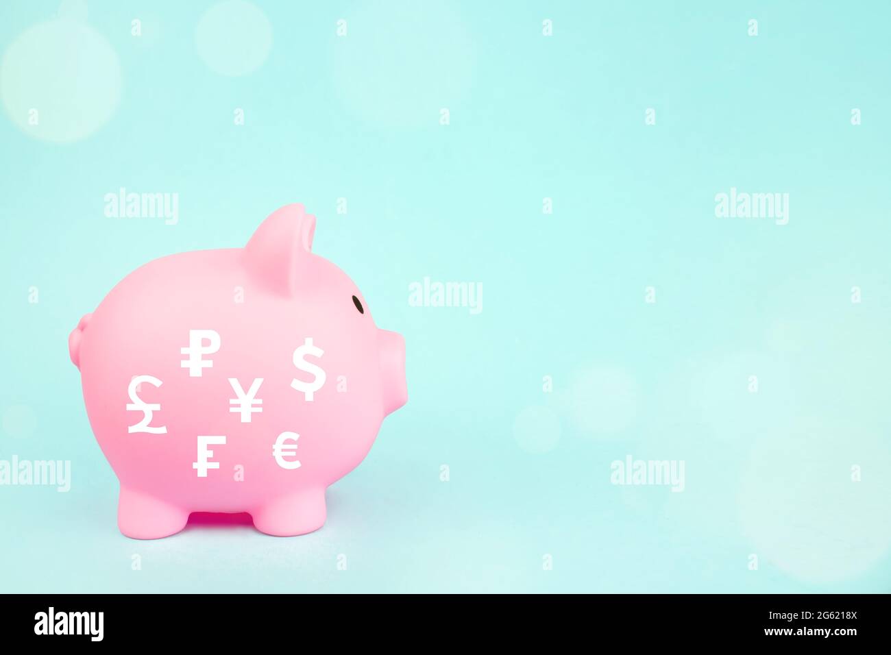 Rosa Sparschwein mit digitalen Hologramm Weltwährungen auf blauem Hintergrund. Geld sparen Reichtum und finanzielle Konzept. Stockfoto