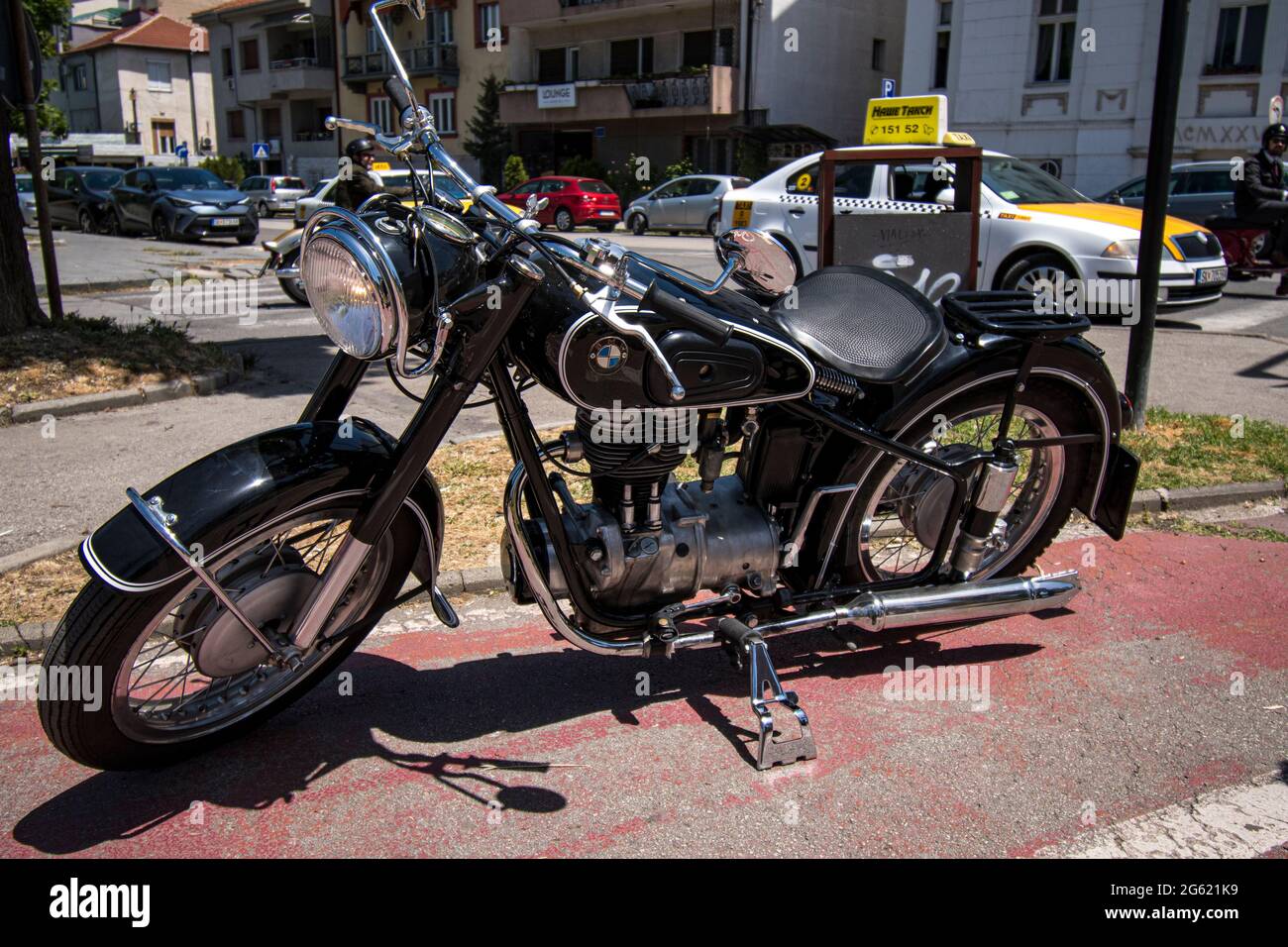 Skopje, Mazedonien. 23 Mai 2021. Die berühmte Gentleman's Ride auf dem Park Square. Klassische Motorräder im Vintage-Stil vereinen sich für die Gesundheit der Männer. Stockfoto