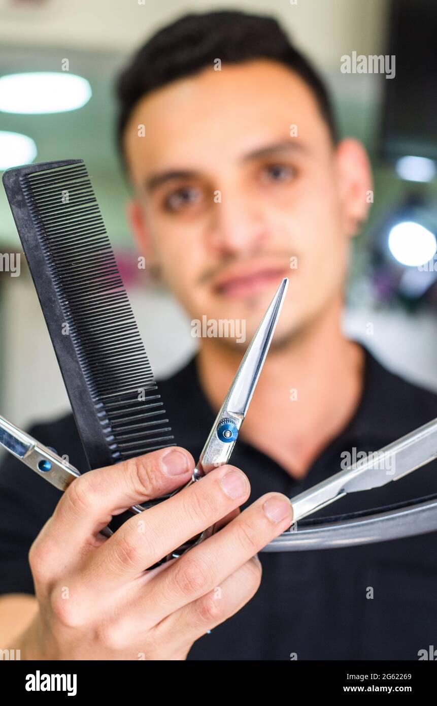 Friseur. Barber hält einen Rasierer, um seinen Bart zu rasieren. Stockfoto