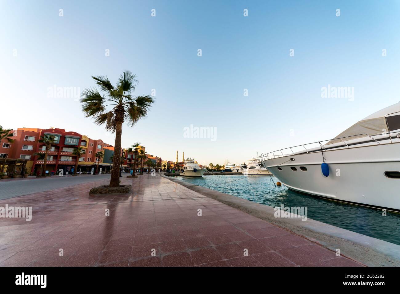 Uferstraße des Roten Meeres in Ägypten mit Schiffen Boote ohne Menschen in Hurghada Stockfoto