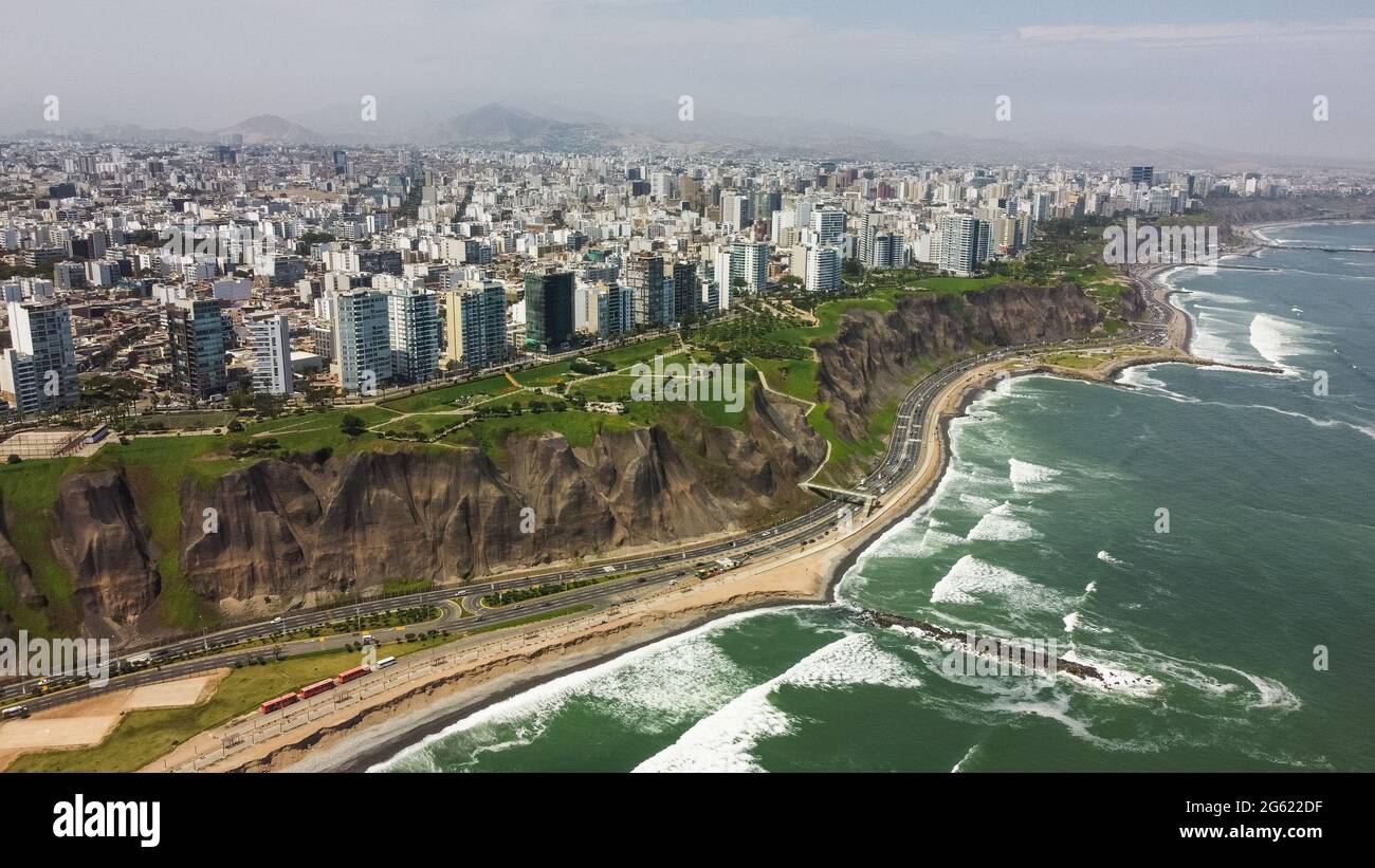Luftaufnahme der Stadt Lima von Miraflores am Nachmittag. Stockfoto