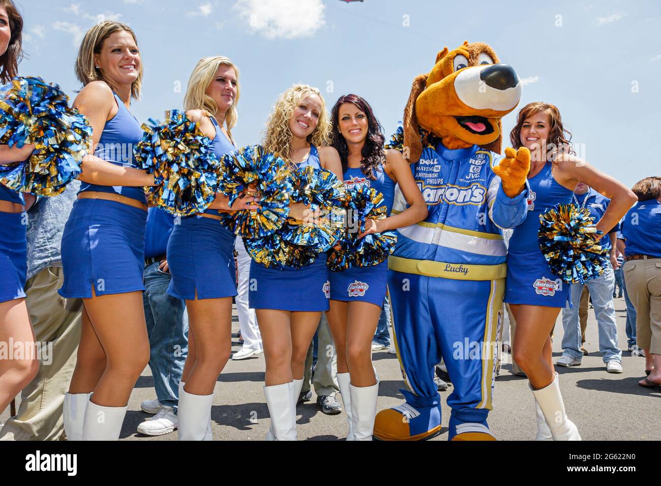 Alabama Talladega Superspeedway Aaron's 499 NAScar Nextel Cup Series, Pit Road Pre-Race Finish line Aktivitäten, Aaron's Lucky Dog Maskottchen Cheerleader, st Stockfoto