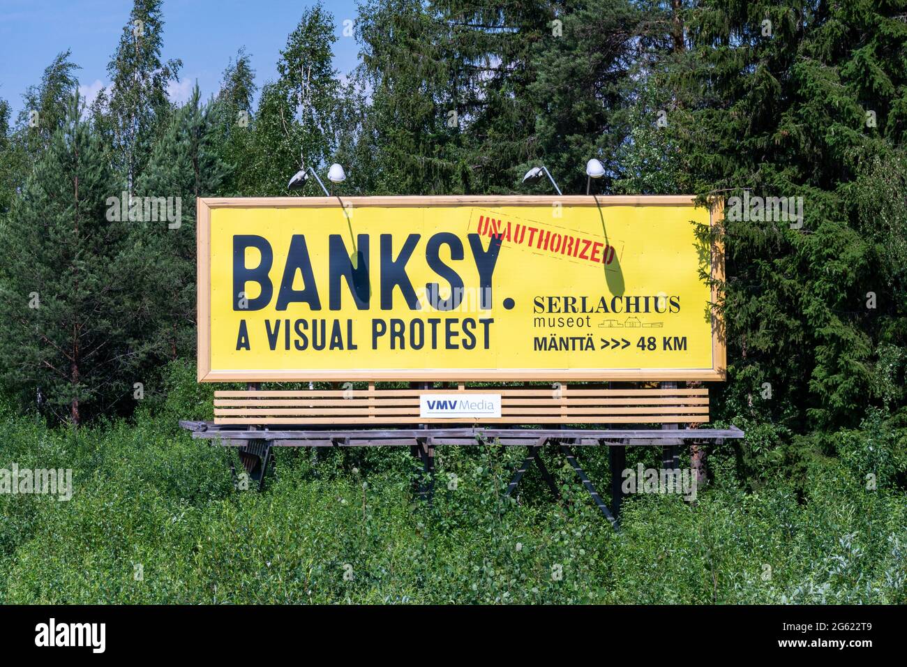 Banksy. Ein visueller Protest. Reklametafeln für Banksy-Ausstellung im Serlachius Museum. Orivesi, Finnland. Stockfoto