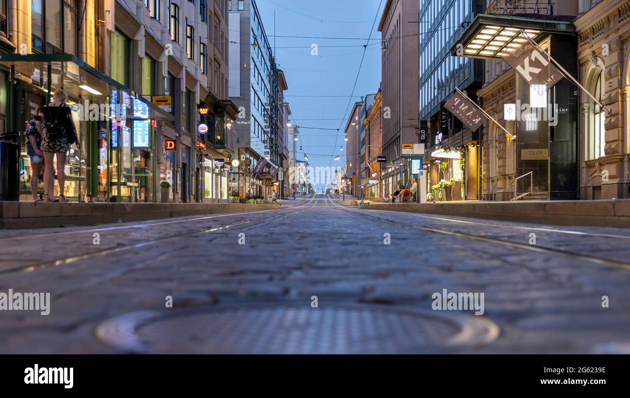 Straßenbahnschienen in der Aleksanterinkatu-Straße in der Innenstadt von Helsinki Stockfoto