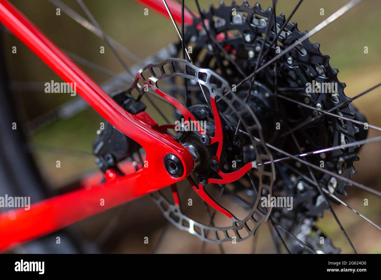 Hinterrad-Scheibenbremsen-Rotor des roten Sportfahrrads aus nächster Nähe  im Freien Stockfotografie - Alamy