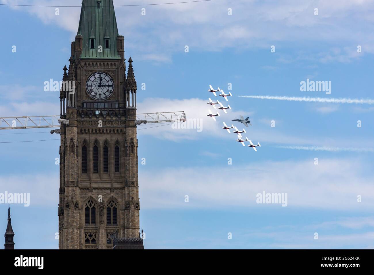 Ottawa, Ontario, Kanada - 1. Juli 2021: Die Snowbirds der kanadischen Streitkräfte fliegen am Canada Day mit einem CF-18-Demojet in Formation am Peace Tower vorbei. Stockfoto