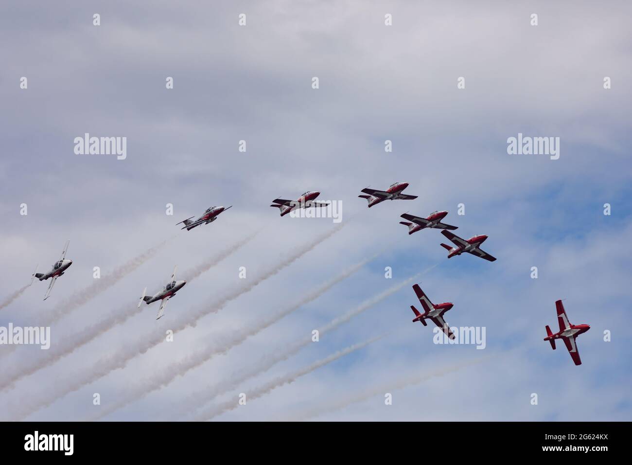 Ottawa, Ontario, Kanada - 1. Juli 2021: Das 431 Air Demonstration Squadron der kanadischen Streitkräfte, die „Snowbirds“, fliegt in Formation über der Innenstadt von Ottawa. Stockfoto