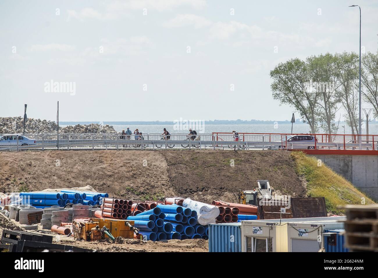 Nowy Swiat, Polen. Juni 2021. Die Baustelle einer Wasserstraße, die die Weichsellagune mit dem Golf von Danzig verbindet (Przekop Mierzei Wislanej), ist in Nowy Swiat, Weichselspinne, Polen am 1. Juli 2021 kontrovers der Weichselspiesskanal befindet sich derzeit im Bau, der über den polnischen Abschnitt der Weichselspiessstelle verläuft und eine zweite Verbindung zwischen der Weichsellagune und der Danziger Bucht (Ostsee) schaffen wird (Foto: Vadim Pacajev/Sipa USA) Quelle: SIPA USA/Alamy Live News Stockfoto