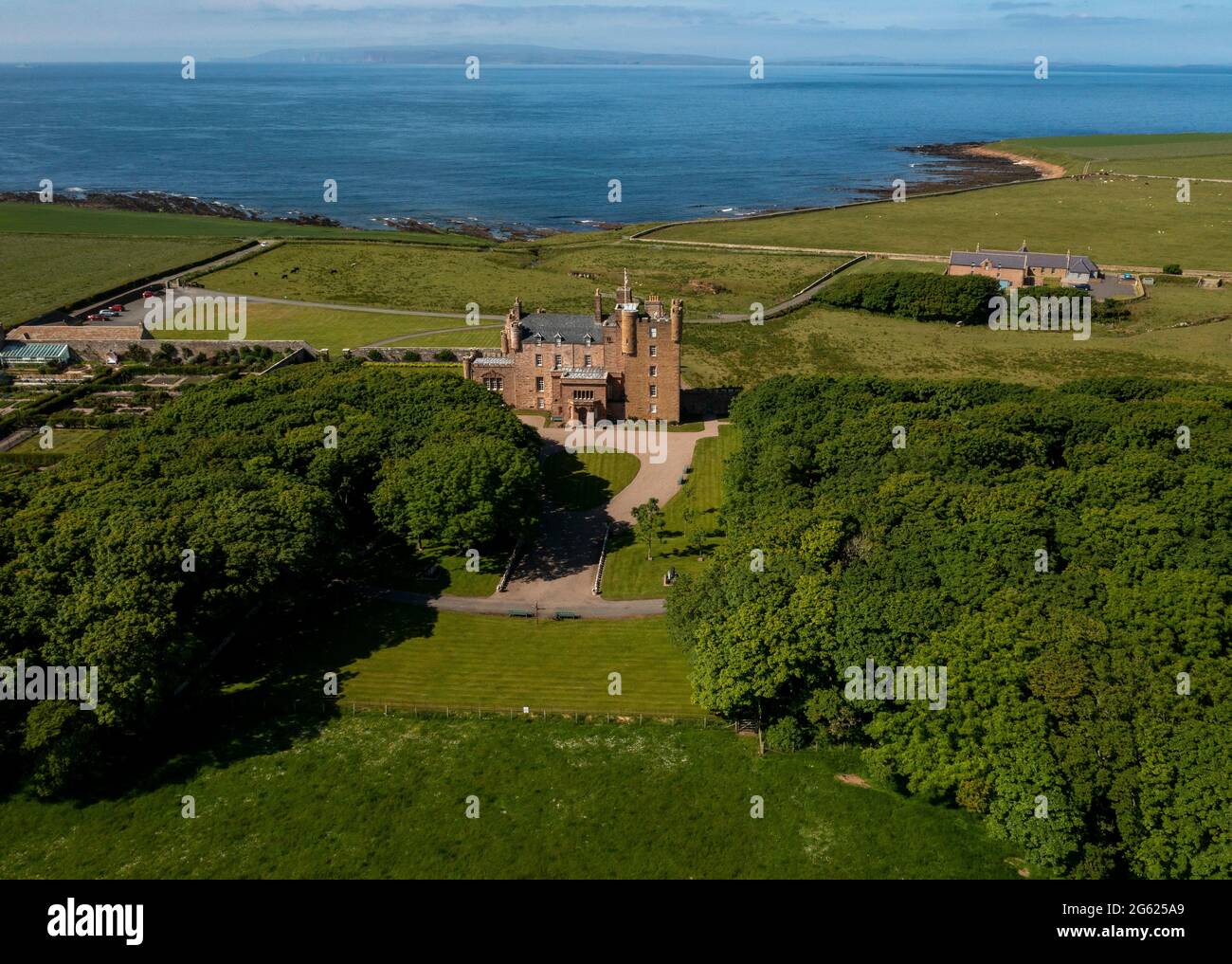 Luftaufnahme des Castle of Mey und Gardens, dem ehemaligen Zuhause der Queen Mother, mit Blick auf den Pentland Firth, Caithness, Schottland. Stockfoto