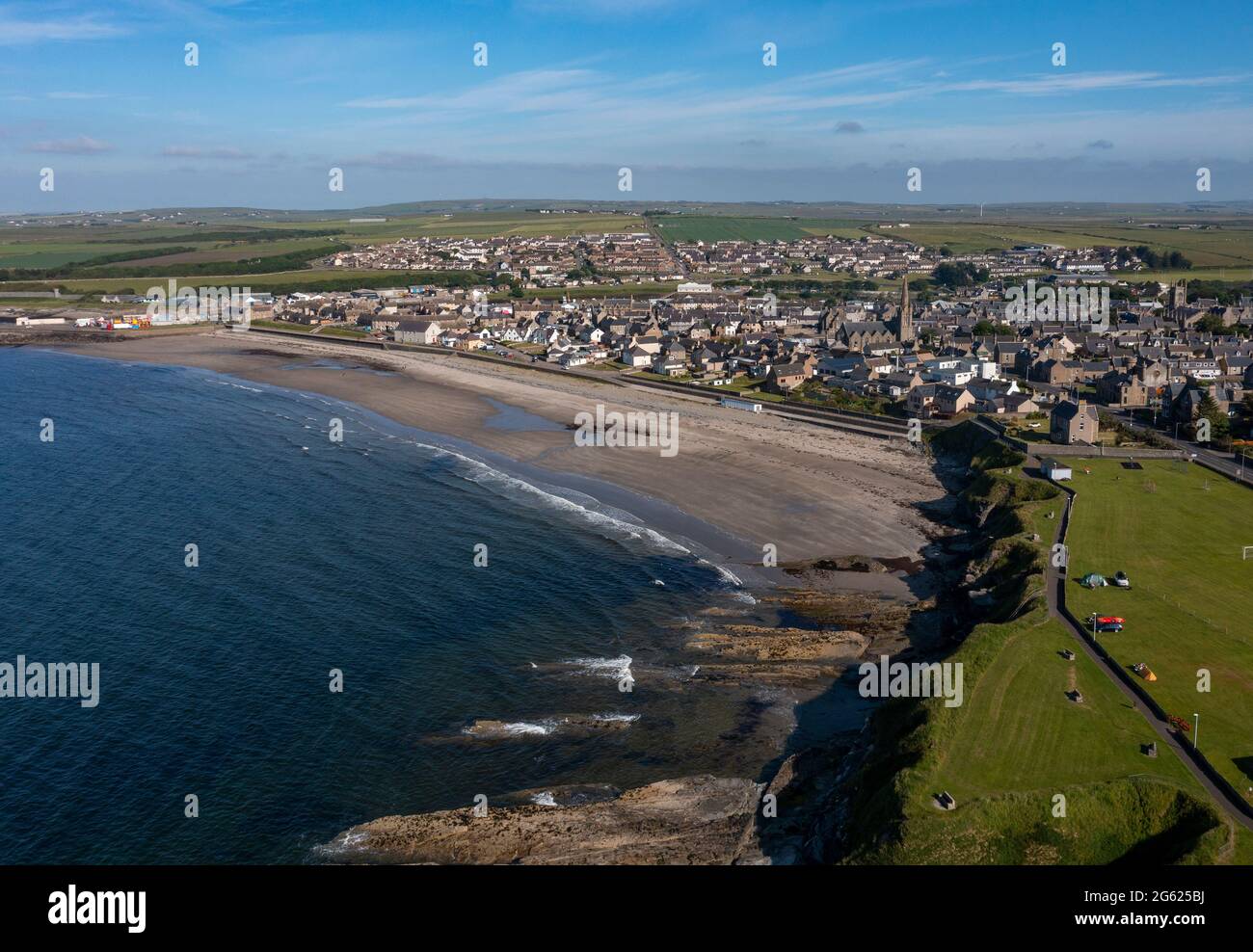 Luftaufnahme des Strandes und der Stadt Thurso, Caithness, Schottland. Stockfoto