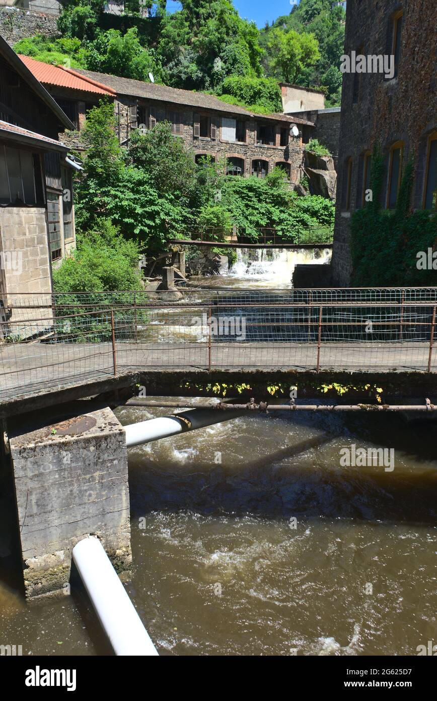 Alte stillliegende Fabriken in Thiers, entlang des Durolle-Tals, dem „Tal der Fabriken“ Stockfoto