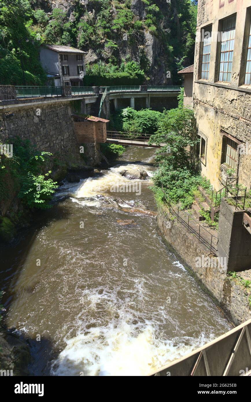 Alte stillliegende Fabriken in Thiers, entlang des Durolle-Tals, dem „Tal der Fabriken“ Stockfoto