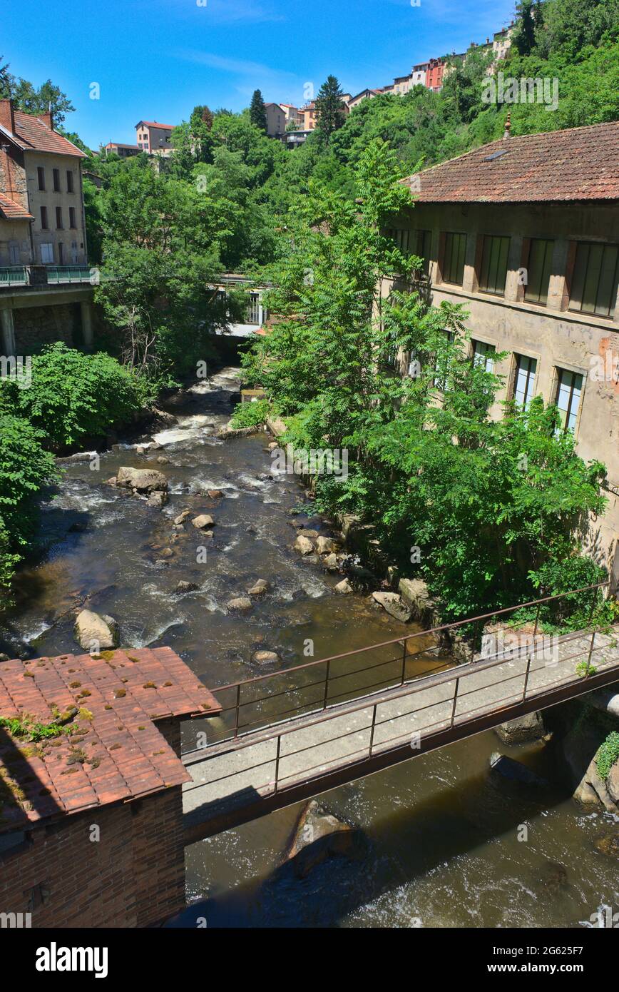 Alte stillliegende Fabriken in Thiers, entlang des Durolle-Tals, dem „Tal der Fabriken“ Stockfoto