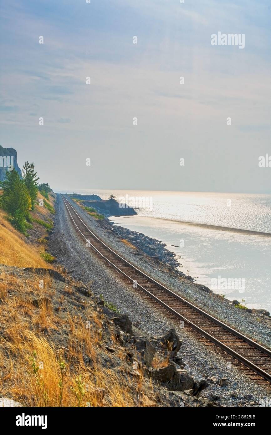Die Alaska-Eisenbahn auf dem Seward Highway im Chugach State Park. Stockfoto