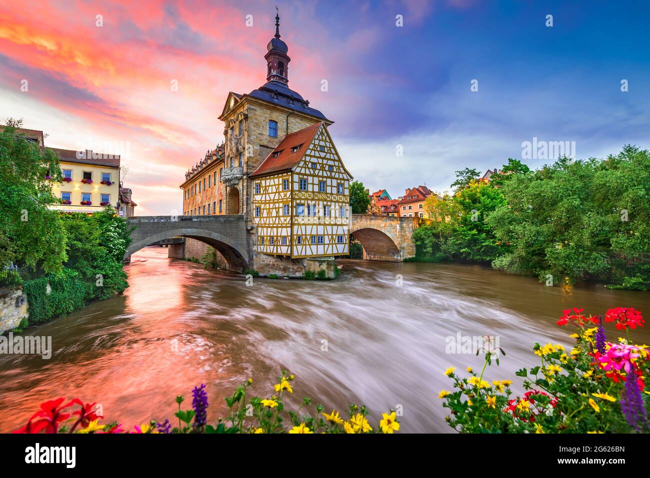 Bamberg, Bayern. Farbenprächtiger Sonnenuntergang über dem pld-Rathaus und der Regnitz. Deutschland reisen auf der Romantischen Straße. Stockfoto