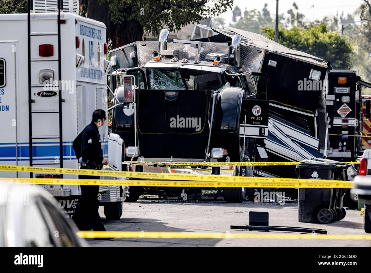 Los Angeles, USA. Juli 2021. Eine Millionen Dollar schwere LAPD Bomb Squad Ausrüstung explodiert während der Detonation illegaler Sprengstoffe in South Los Angeles. Die Sprengstoffe wurden von LAPD-Beamten als zu gefährlich eingestuft und vor Ort gezündet, wo das Containment-Schiff des Bombenkommandos misshandelte. Mehrere Häuser und Autos wurden in der Gegend beschädigt. 7/1/2021 Los Angeles, CA USA (Foto: Ted Soqui/SIPA USA) Quelle: SIPA USA/Alamy Live News Stockfoto