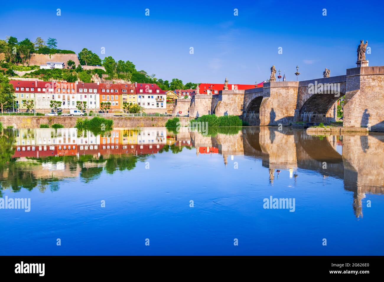 Würzburg, Deutschland. Wunderschöne Wasserspiegelung des Main River. Sightseeing in Franken, Bayern. Stockfoto