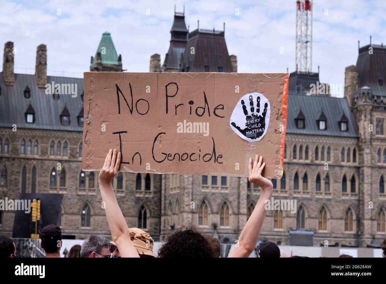 Ottawa, Kanada. Juli 2021. Abbrechen Kanada-Tag Indigene Kundgebung nach der Entdeckung unmarkierter Kindergräber in Wohnschulen Stockfoto