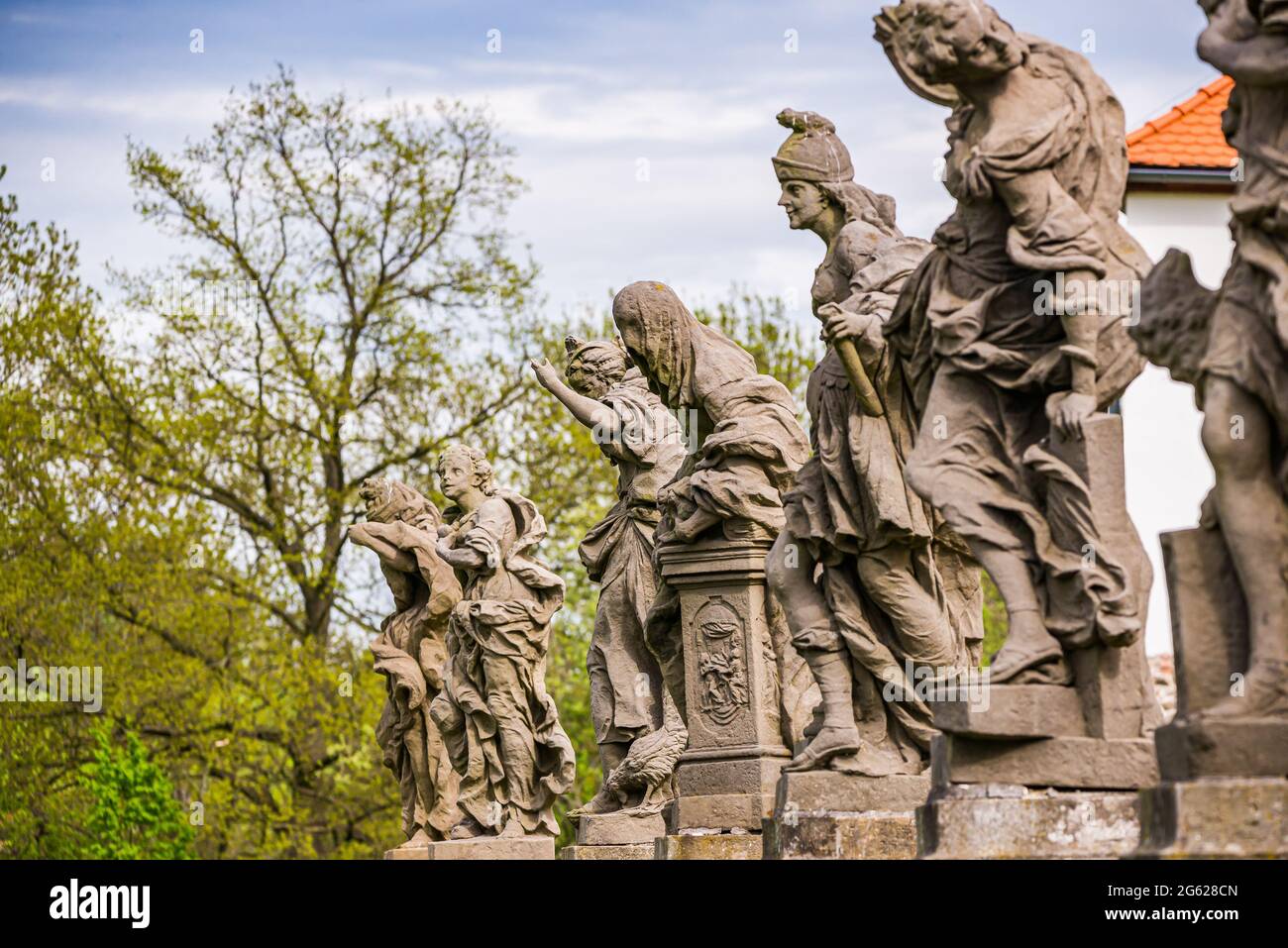 Kuks, Tschechische republik - 15. Mai 2021. Barocke Skulpturen der Tugenden Stockfoto