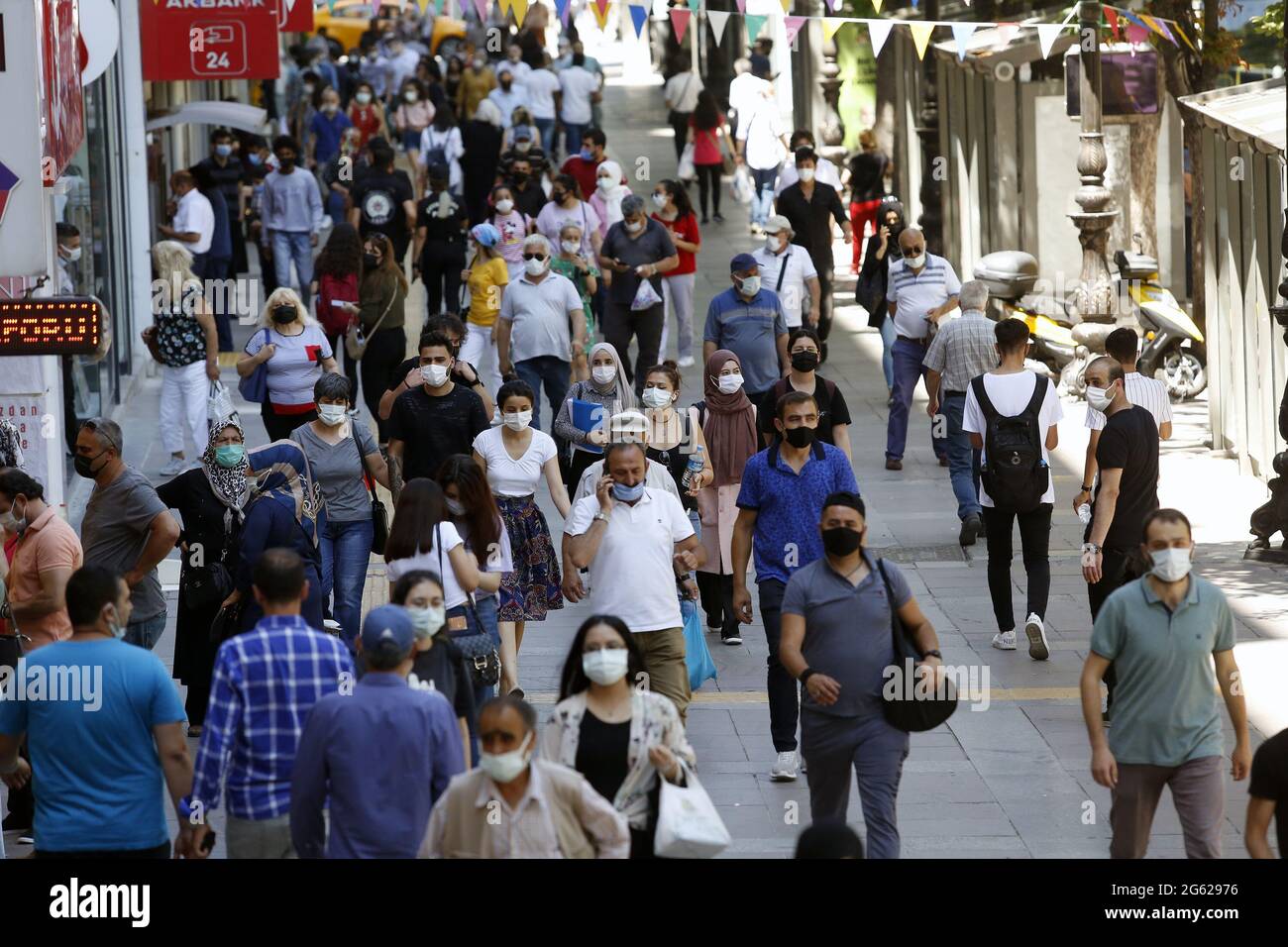 Ankara, Türkei. Juli 2021. Fußgänger gehen am 1. Juli 2021 auf einer Straße in Ankara, Türkei. Die Türkei hat am Donnerstag die meisten ihrer COVID-19-Beschränkungen für Unternehmen und Veranstaltungen aufgehoben und die nächtlichen und Sonntagssperren aufgehoben, nachdem die tägliche Infektionszahl stetig um die 5,000 Fälle ansteigt. Quelle: Mustafa Kaya/Xinhua/Alamy Live News Stockfoto