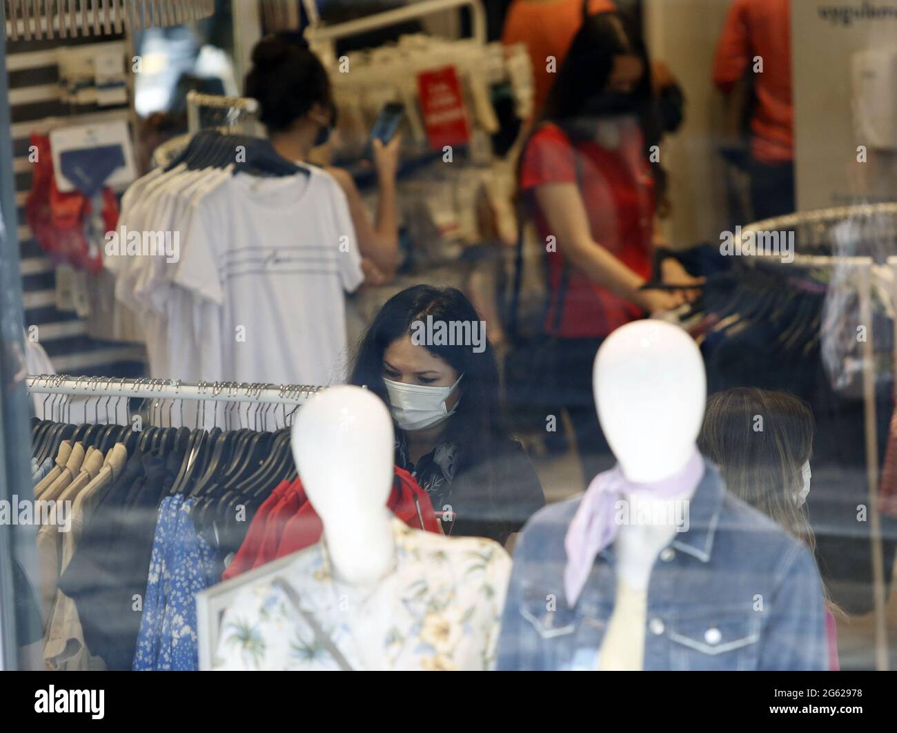 Ankara, Türkei. Juli 2021. Am 1. Juli 2021 kaufen Menschen in einem Geschäft in Ankara, Türkei, ein. Die Türkei hat am Donnerstag die meisten ihrer COVID-19-Beschränkungen für Unternehmen und Veranstaltungen aufgehoben und die nächtlichen und Sonntagssperren aufgehoben, nachdem die tägliche Infektionszahl stetig um die 5,000 Fälle ansteigt. Quelle: Mustafa Kaya/Xinhua/Alamy Live News Stockfoto