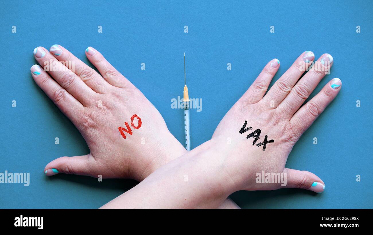 Konzept zur Ablehnung von Impfstoffen. Gekreuzte Hände mit Text „No Vax over impfung“-Spritze. Person, die die Masernimpfung verweigert, Covid-19. Anti-Impfung Stockfoto