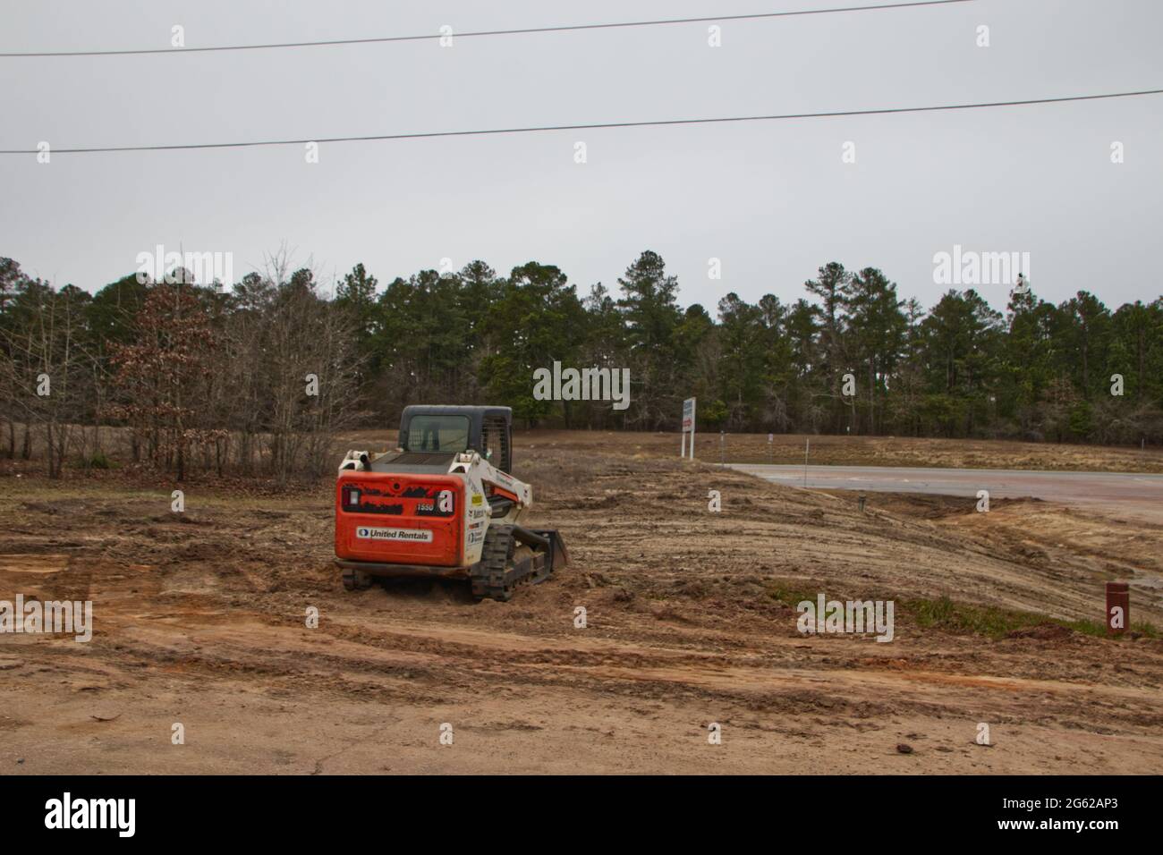 Augusta, GA USA - 03 06 21: Fernes Rückseitenbild industrieller Bobcat-Maschine Stockfoto