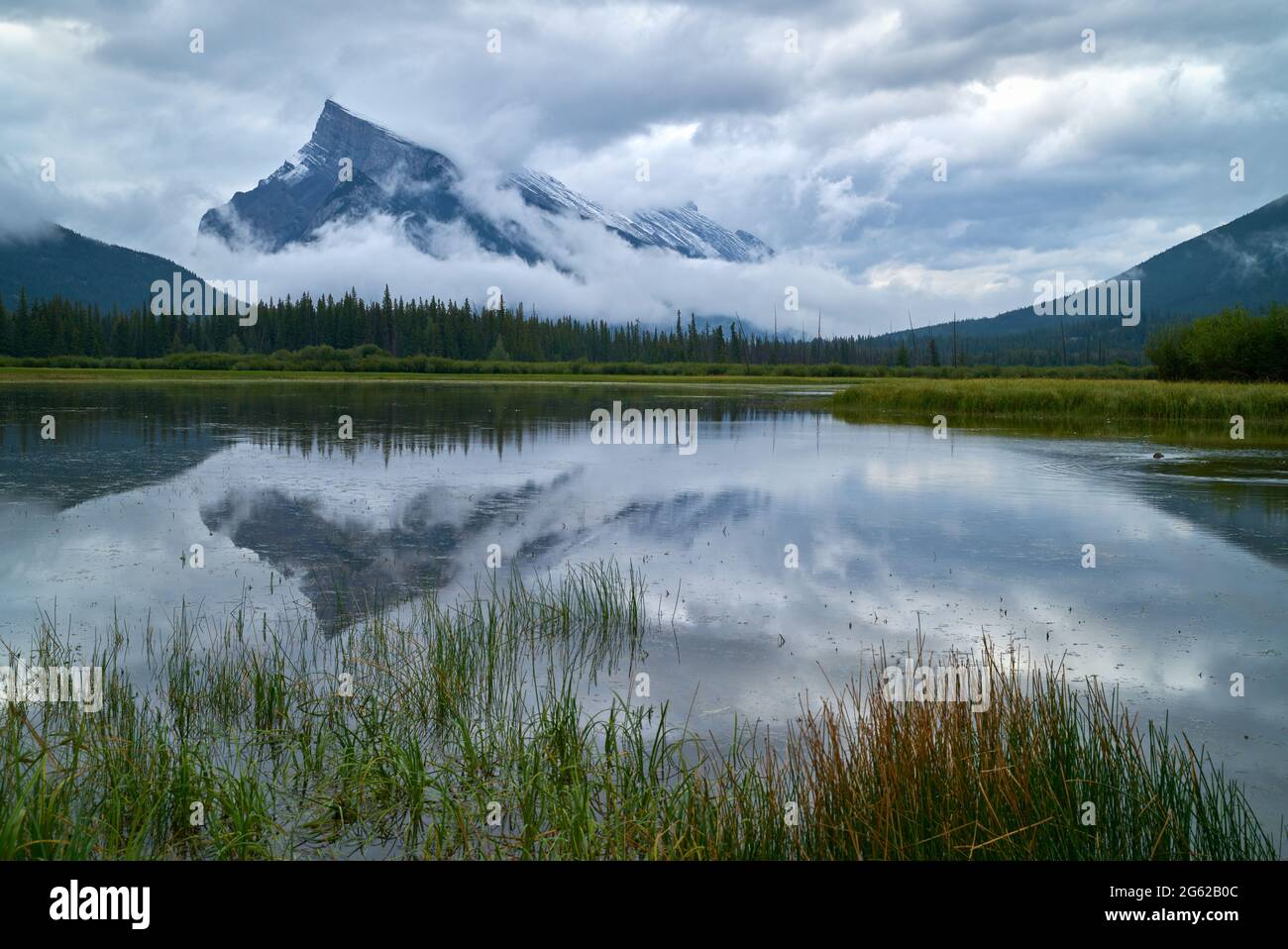 Vermilion Lakes und Mount Rundle Morning Mist. Vermilion Lakes Spiegelung von nebligen Wolken und schneebedeckter Mount Rundle. Alberta, Kanada. Stockfoto